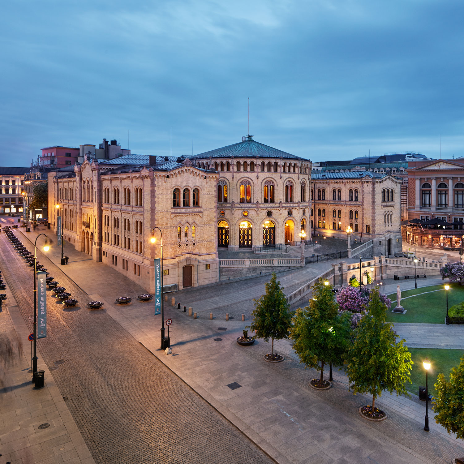 Stortinget's tweet card. På programmet i uke 48 står blant annet en interpellasjon om autorisasjon av leger som er dømt for feilbehandlinger i andre land, viktige EU- og EØS-saker i 2025 samt en høring om Melkøya-anlegget,...