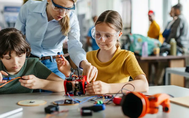 JamfSoftware's tweet card. What is a digital classroom: definition, tools (Apple Classroom, Google Classroom, Jamf School, Jamf Safe Internet), key challenges and tips to get started.