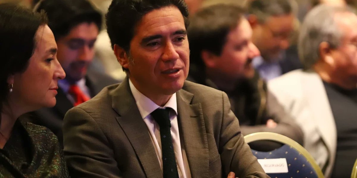 RobertoMerken's tweet card. De cara a la segunda vuelta presidencial, este martes se reunieron los equipos económicos de Evelyn Matthei, quinta en las urnas, con el de José Antonio Kast, quien avanzó a segunda vuelta.