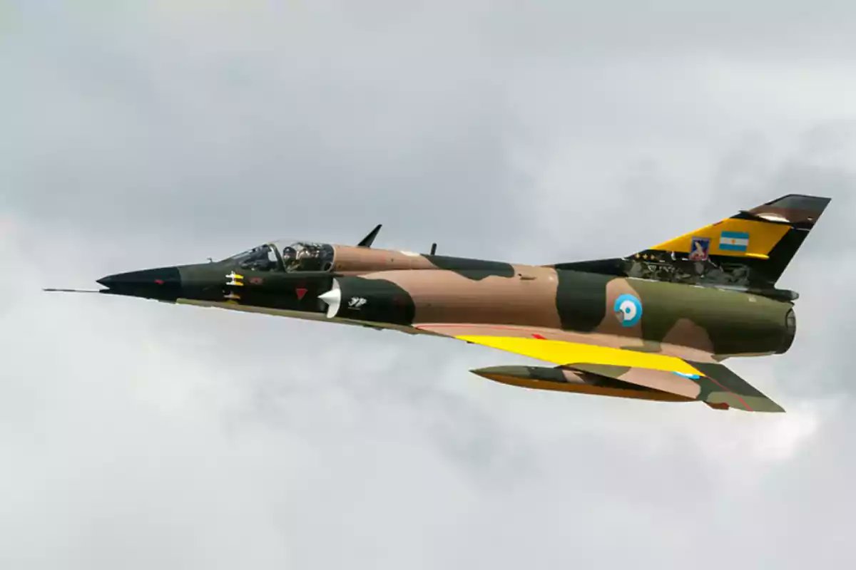 laderechadiario's tweet card. Durante la Guerra de Malvinas, en 1982, la Argentina se encontró prácticamente aislada del mundo occidental en materia de provisión mili...