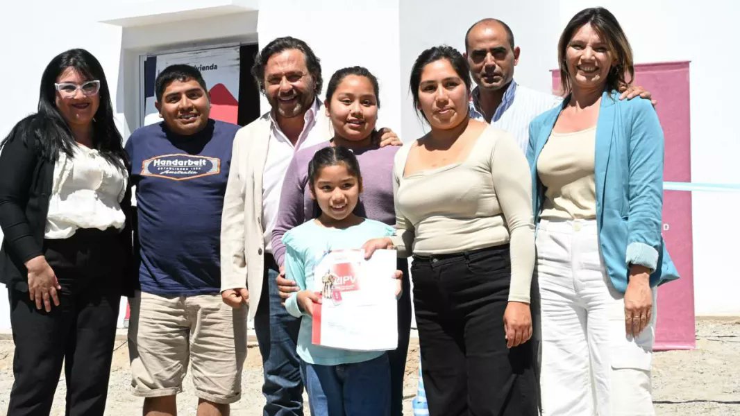 SDCSalta's tweet card. ”Con mucho esfuerzo terminamos estos 97 sueños de las familias que esperaban por años”, indicó el Gobernador. La provincia superó en casi 6 años, la entrega de 4.300 viviendas, financiando además...