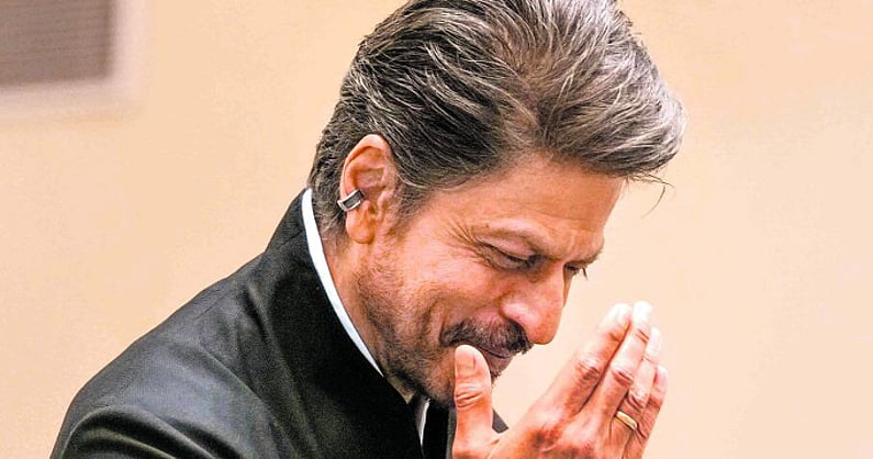 prajavani's tweet card. ಶಾರುಖ್ ಖಾನ್‌ಗೆ 'ಬೆಂಜಮಿನ್ ಬಟನ್' ಎಂದ ಕಾಂಗ್ರೆಸ್ ಸಂಸದ ಶಶಿ ತರೂರ್