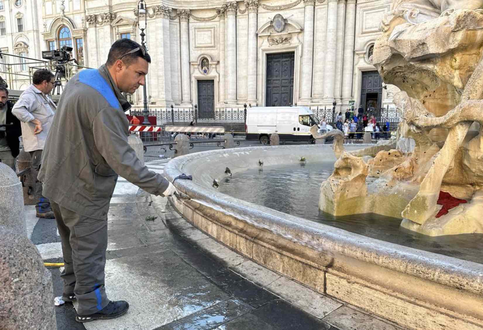 TParallelVision's tweet card. Sfregio alla Fontana dei Quattro Fiumi: “Evitati danni permanenti” Ancora un insensato sfregio ai monumenti di Roma. Dopo la Barcaccia di Piazza di Spagna, stavolta è toccato alla Fontana dei Quattro...