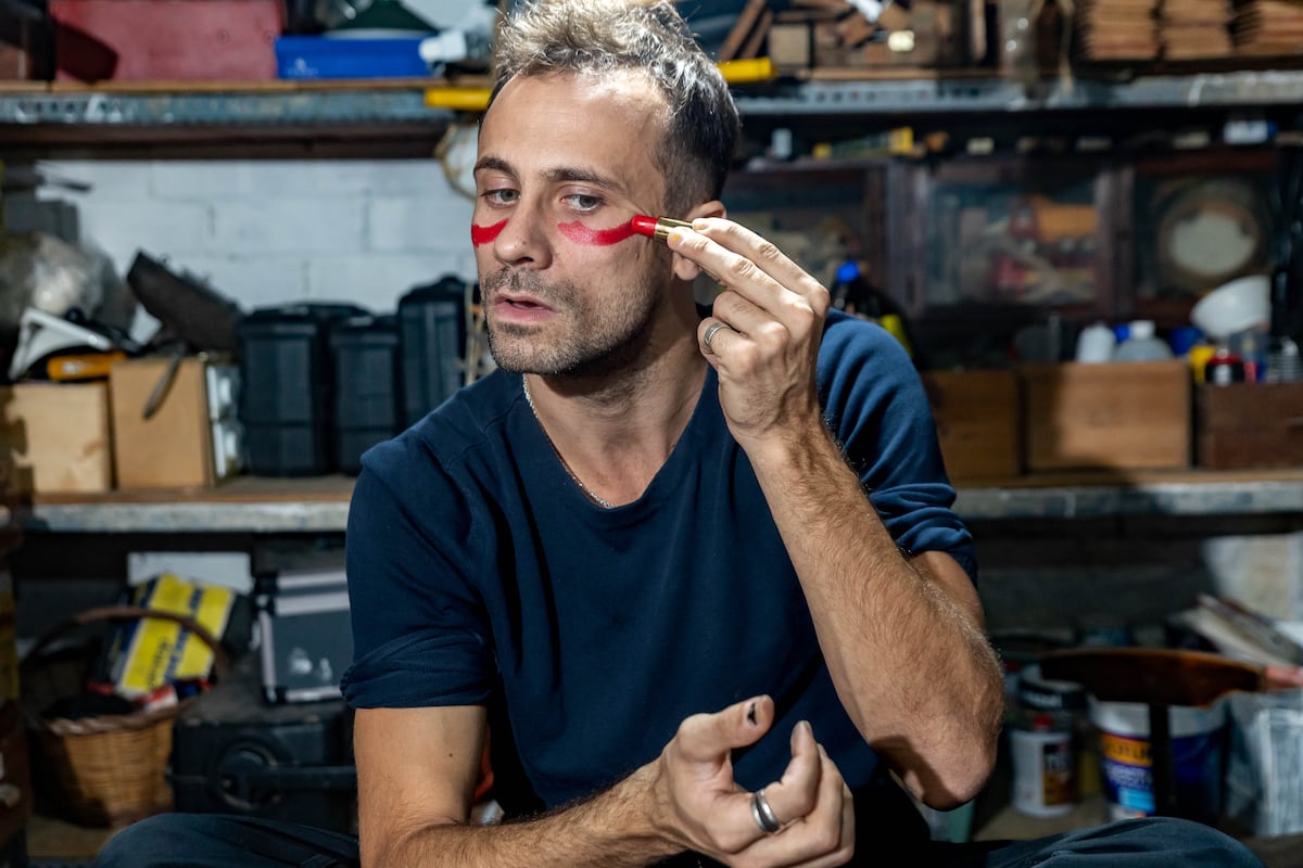 JoanBurdeus's tweet card. Amb papers principals a la sèrie ‘Yo, adicto’ i la pel·lícula ‘Salve Maria’, l’actor estrena l’obra de teatre ‘Gola’, que aborda la crisi vital que travessa a trenta anys