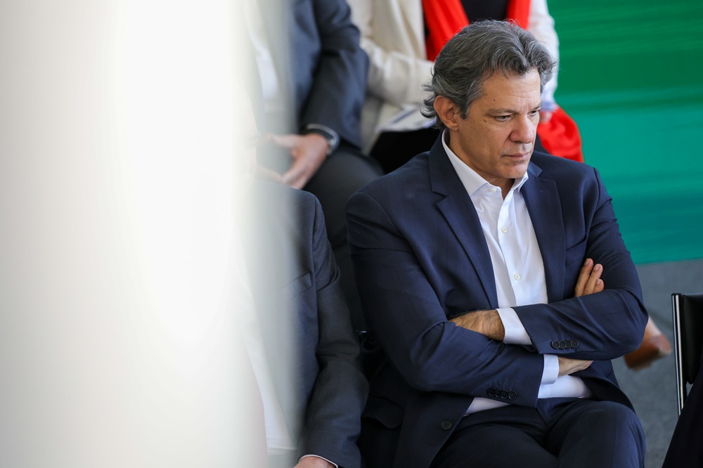 revistaoeste's tweet card. O montante engloba valores já excluídos do teto de gastos em 2023 e das metas do novo arcabouço nos anos seguintes até 2026