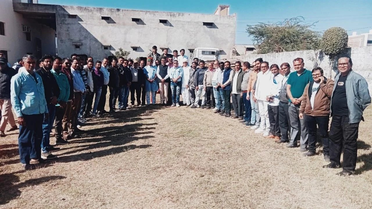 HPCMF_Org's tweet card. रेवदर (सिरोही)। स्मार्ट हलचल/सिरोही जिले के रेवदर कस्बे में दो दिन पहले बजरी माफियाओं द्वारा एक पत्रकार के साथ की गई बदसलूकी और धक्का मुक्की की घटना को लेकर