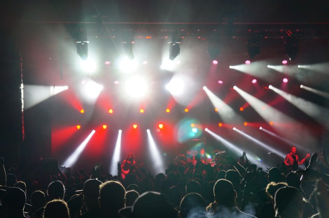 InnerCircleDist's tweet card. This alternative American rock band is touring with the Hazebase base*hazer*pro. As they continue their “Fading West”tour with only 8 dates remaining, the band members line the stage wi…