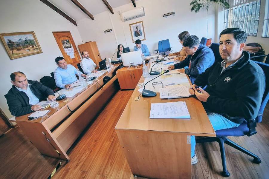 ladiscusioncl's tweet card. La Municipalidad de El Carmen ya cuenta con su Presupuesto Municipal y el Padem para el año 2026, los cuales fueron aprobados de forma unánime por el Concejo Municipal, definiendo la hoja de ruta q…