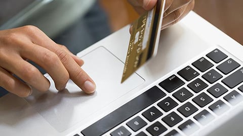 DBerthiaumeCSA's tweet card. E-commerce shoppers started changing their shopping behavior in July 2024.