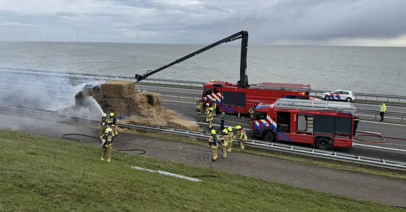 Afsluitdijk afgesloten wegens brandende strowagen