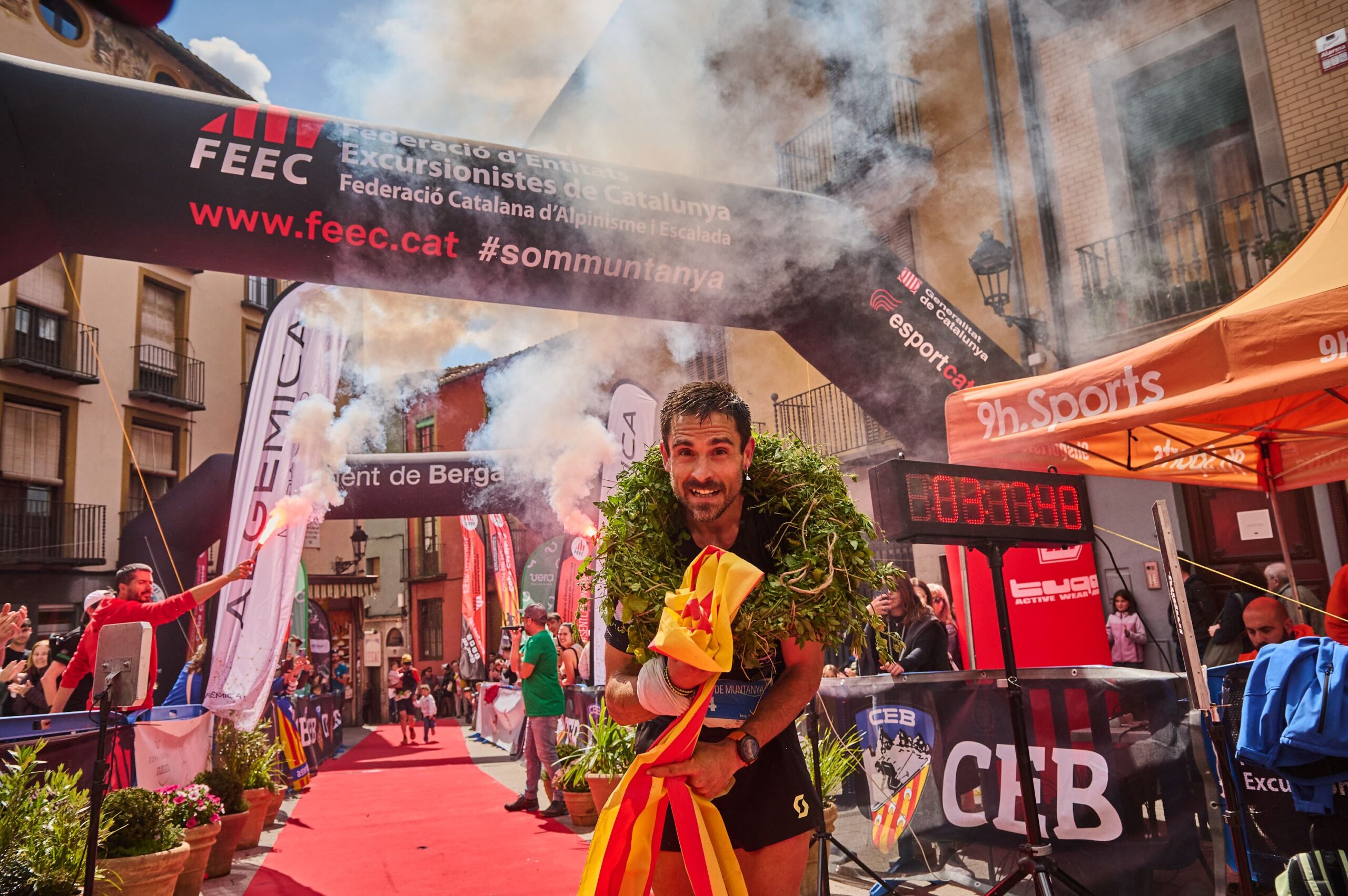 AquiBergueda's tweet card. Sergi Padullés i Aina Cusí s'exhibeixen a la marató de muntanya, mentre que Marc Rota i Carla Esclusa brillen amb llum pròpia a la Berga-Rasos-Berga.