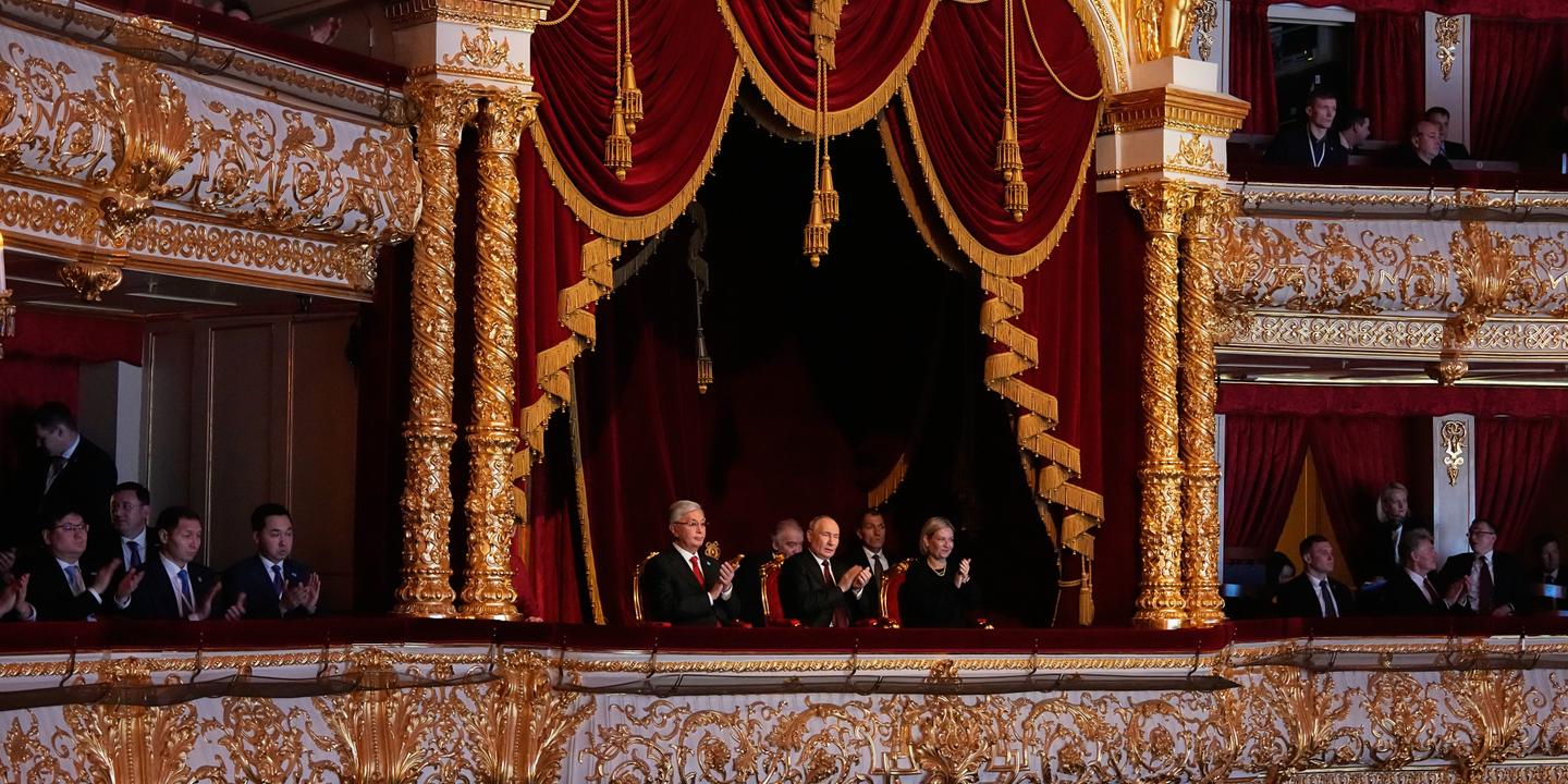 ciaosononuovoqu's tweet card. Réduits au silence depuis le début de la guerre en Ukraine, les ex-libéraux russes ont durci leur discours depuis l’échec des négociations en vue d’un cessez-le-feu en Ukraine. Naguère critiques du...