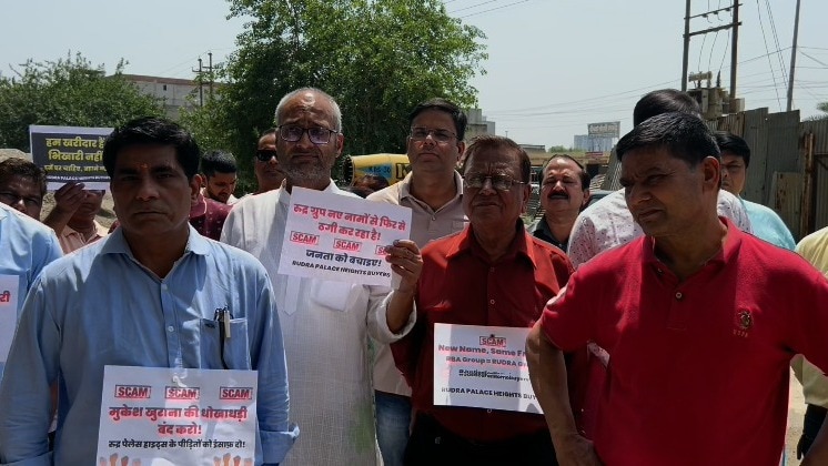 SmitaChand1's tweet card. ग्रेटर नोएडा वेस्ट में Rudra Palace Heights का प्रोजेक्ट 2010 में लॉन्च हुआ था. 2015 में बिल्डर ने पजेशन देने का वादा किया था, लेकिन 2018 में प्रोजेक्ट ब्लैक लिस्ट हो गया. करीब 900 लोगों ने इस...