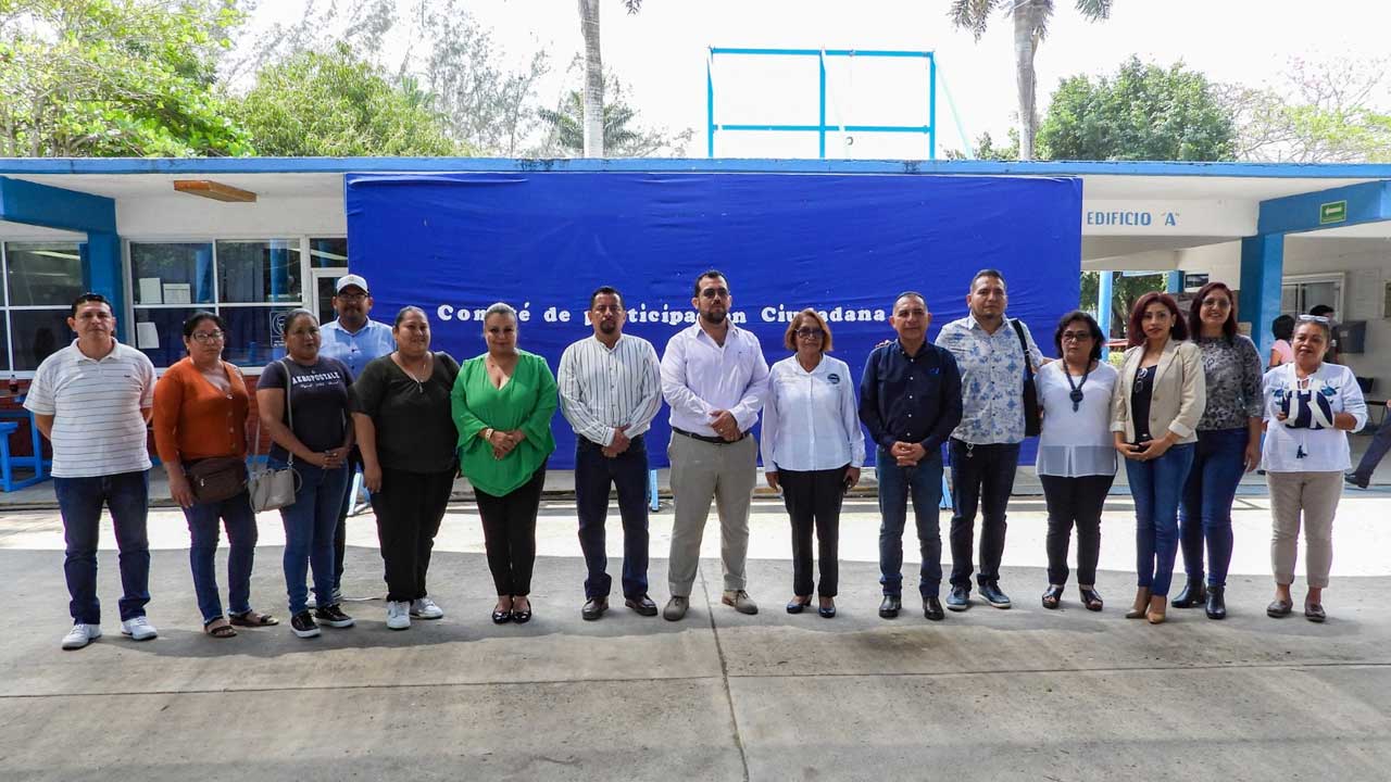 CambioDigital's tweet card. Tuxpan, Ver.- El Gobierno de Tuxpan conformó el comité de la obra de techado en el área de usos múltiples y cancha deportiva, en el Centro de Estudios Tecnológicos del Mar (CETMAR) N° 20, que...