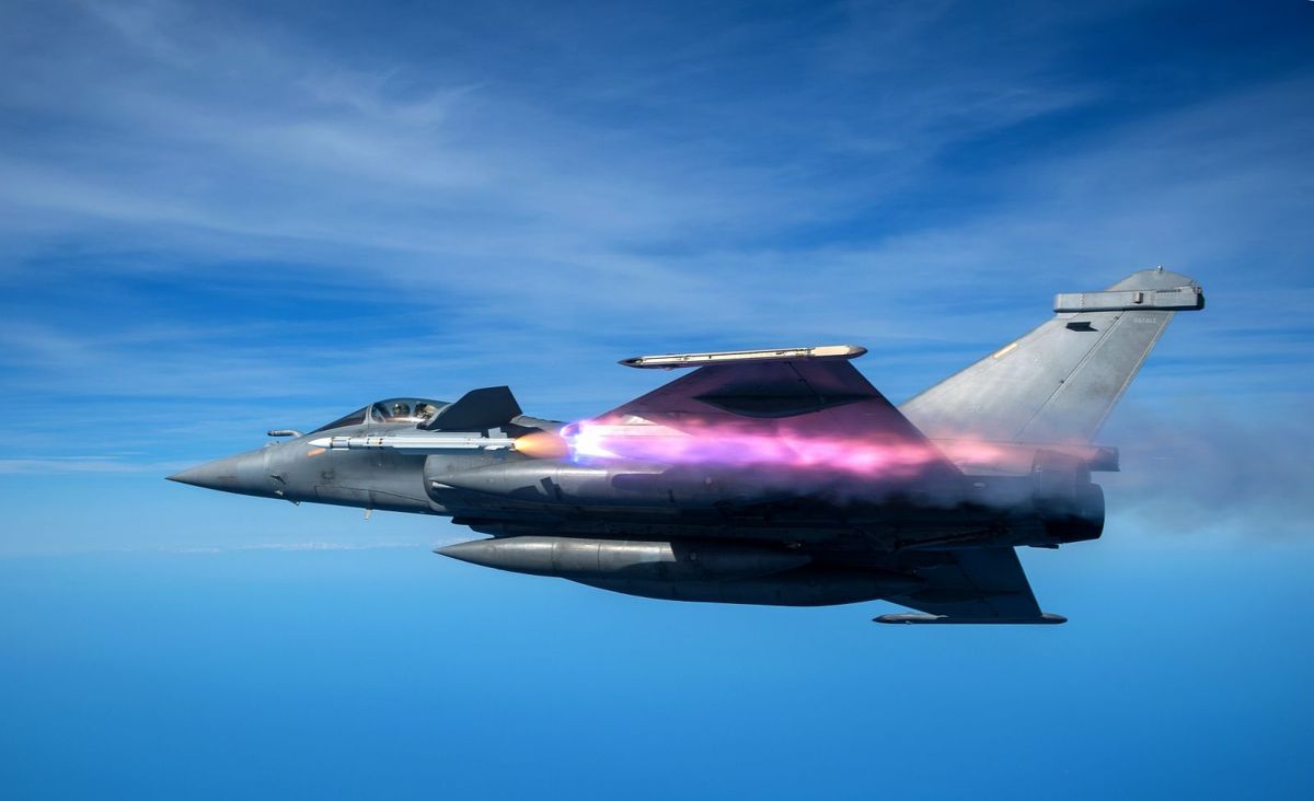 L_ThinkTank's tweet card. Portées par la vente de 80 Rafale aux Emirats Arabes Unis, les exportations françaises d’armement ont battu leur record historique en 2022. La France est désormais numéro deux mondial, derrière les...