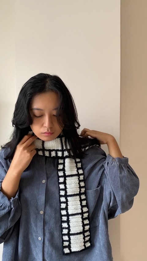 heIIotaya's tweet card. Hi guys! This is a free color chart/pattern for the film roll scarf. It is very brief because the scarf itself is pretty simple. Please look at the pa...