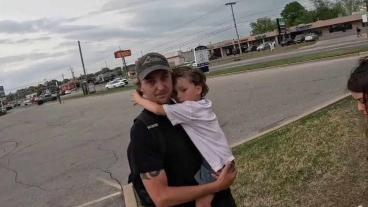 michiokage's tweet card. This is the saddest thing I've ever seen! Stranded father left alone...