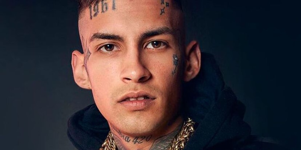 teleshowcom's tweet card. El cantante de cumbia 420 se encuentra en Europa y decidió apostar con un cambio total en su forma de vestirse