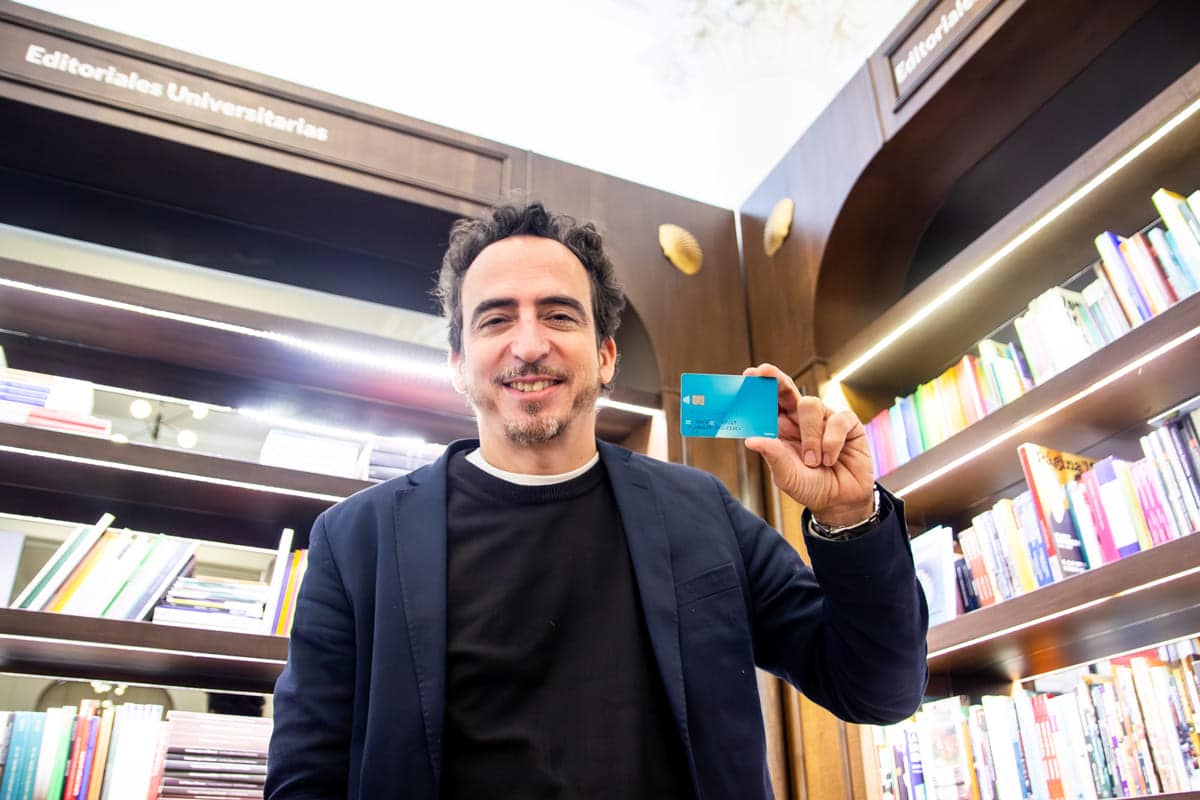 Lavacatuitera's tweet card. "Ingerimos el equivalente a una tarjeta de crédito por semana" explica Andrés Arias, doctor en Biología. Son 5 gramos semanales de plástico que incorporamos a