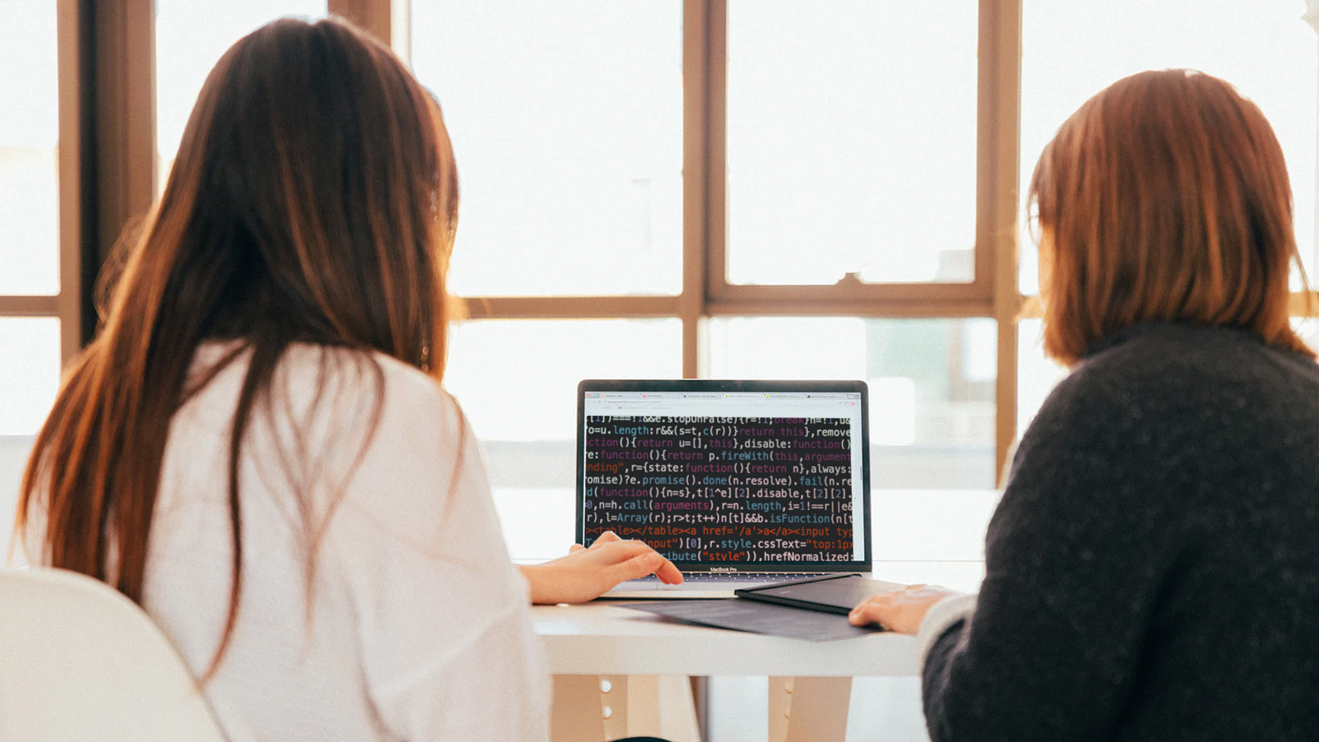 TheLuxonomist's tweet card. La científica y matemática Cathy O’Neil cuenta en su libro 'Armas de destrucción matemática' que las decisiones que toman los algoritmos de Internet...