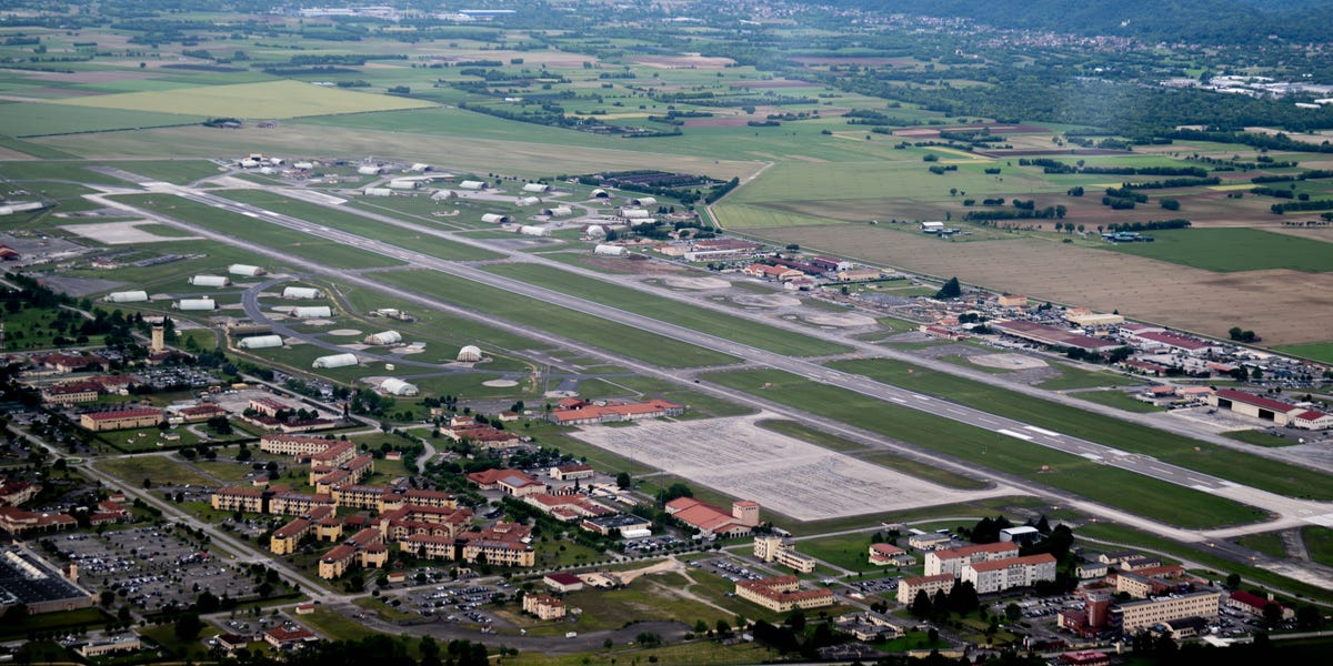 spacewordnerd's tweet card. Teachers on military bases across the pond are working without pay amid the shutdown, Their landlords are confused why they suddenly can't pay rent.