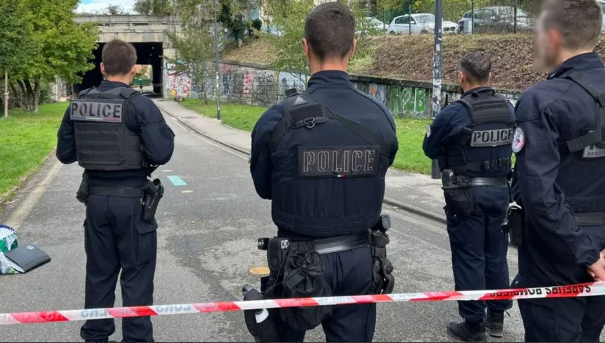 ModelRevealed's tweet card. La piste criminelle est écartée après la découverte du corps d'une femme près d'une piste cyclable à Grenoble : elle est décédée d'une rupture d'anévrisme qui n'a pas été causée par des violences...