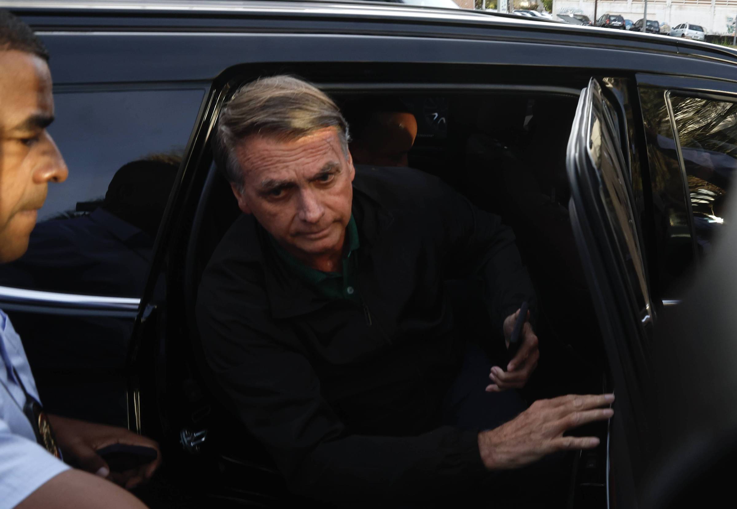 folha's tweet card. Ex-presidente teme humilhação e más condições do complexo penitenciário