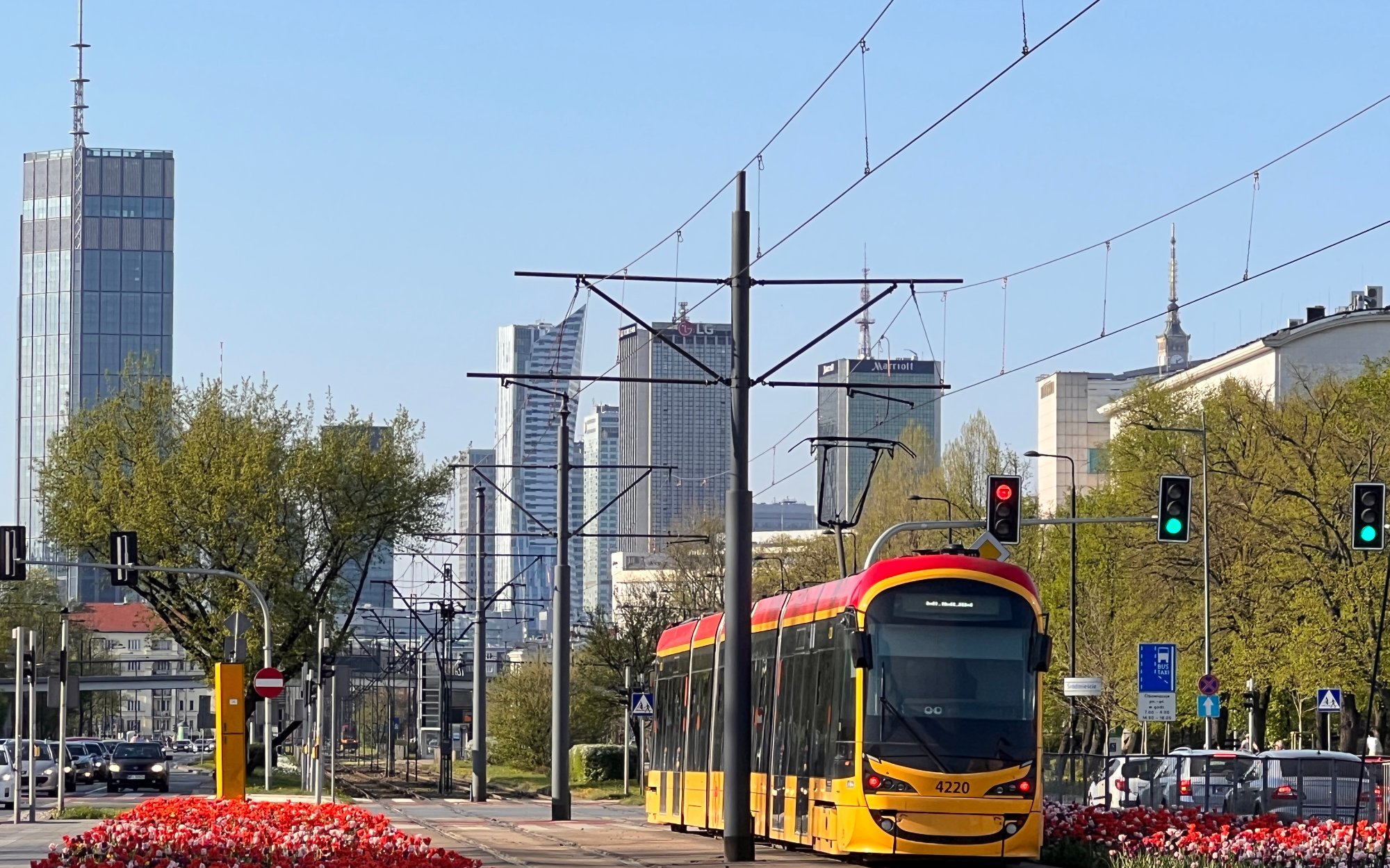 AndrzejHalesiak's tweet card. Przestańmy udawać, że sposób, w jaki w Polsce uprawia się politykę, nie wpływa na gospodarkę. Powiedzmy jasno: politycy z jednej strony dają – w postaci transfe