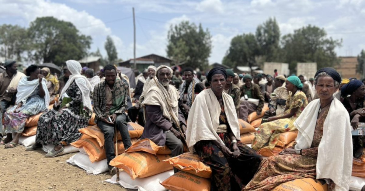 ICRCEthiopia's tweet card. Ethiopia: Tens of thousands of people receive seeds and fertilizers in conflict-affected regions