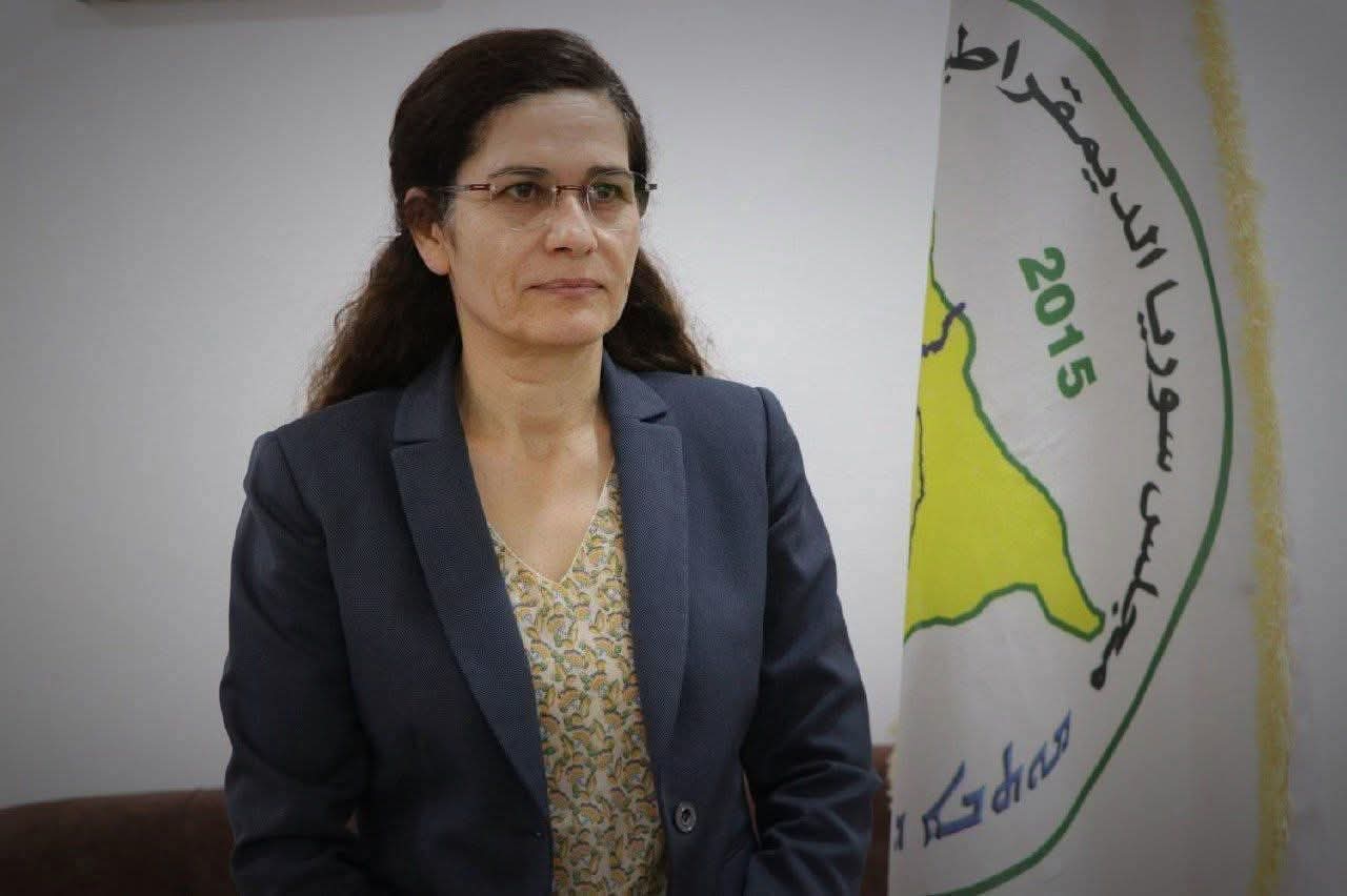 PYD_Rojava's tweet card. إلهام أحمد: العلاقات الأمريكية – السورية تدخل مرحلة جديدة تحمل مؤشرات على تغيّر ملموس في التعاطي السياسي.   إلهام أحمد: