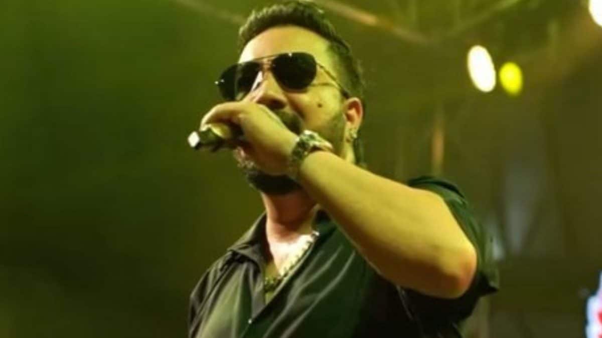 CNNnews18's tweet card. Mika Singh cancels his Soho Club Delhi show after the tragic Red Fort car blast.
