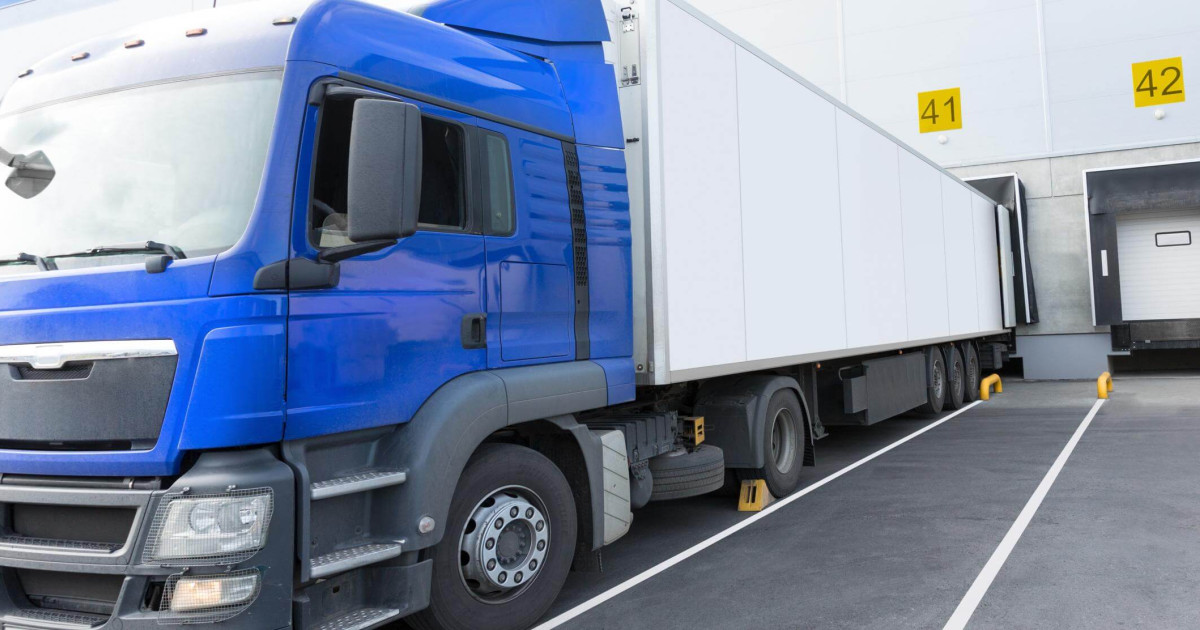 ACEEEdc's tweet card. New brief explores how utility rates and incentives shift medium- and heavy-duty EV fleets to off-peak charging