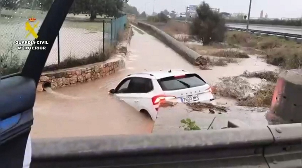Fakt_pl's tweet card. Ulewne deszcze w południowej prowincji Tarragona w Katalonii na północnym wschodzie Hiszpanii spowodowały powodzie w kilku...