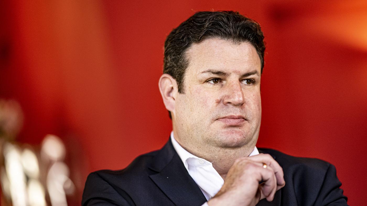 Tagesspiegel's tweet card. Der erste Entwurf zur Reform des Arbeitszeitgesetzes steht: Künftig soll die Arbeitszeit Millionen Beschäftigter in Deutschland elektronisch aufgezeichnet werden.