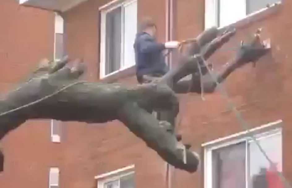 R2_Online's tweet card. He clearly didn't think this through …