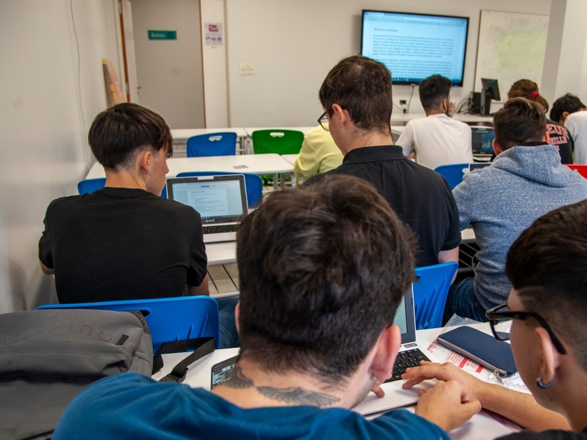 tramared's tweet card. Solo 10% de los alumnos que empiezan la primaria en el país termina la secundaria en tiempo y forma. Matemática es la principal dificultad y tira para abajo la estadística. ¿Qué se hace desde la...