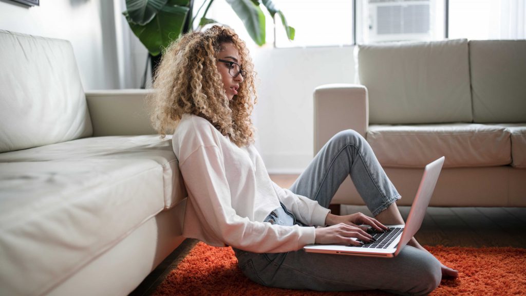 paycomet's tweet card. Descubre cómo las compras online se han convertido en el pilar de las muchas oportunidades de negocio. Conoce más sobre este sector diverso que está revolucionando el comercio.