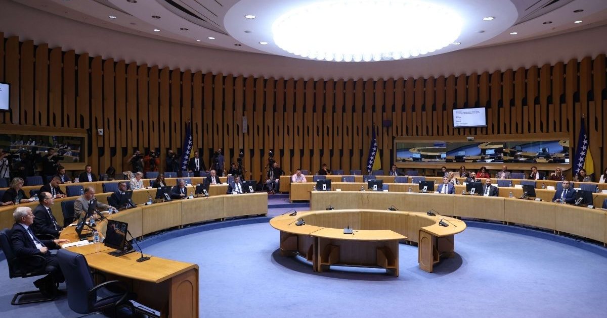 odgovor_ba's tweet card. Sjednica Doma naroda Parlamentarne skupštine Bosne i Hercegovine pomjerena je zbog nedostatka kvoruma. Kako je naveo predsjedavajući Kemal Ademović uslovi nisu stečeni jer sjednici prisustvuju samo...