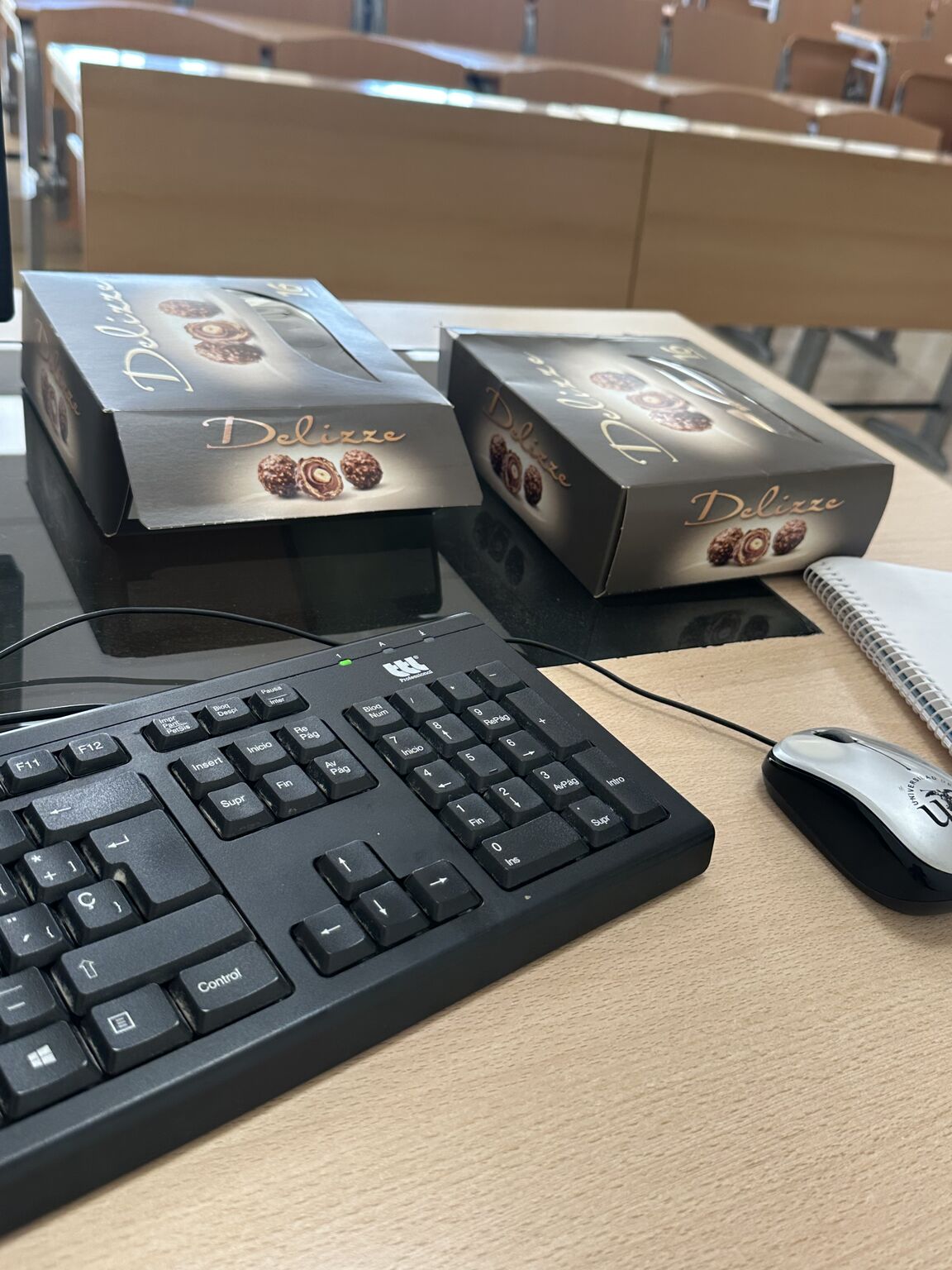 dodebest's tweet card. Sometimes a little motivation goes a long way Before today’s Marketing Online presentations with my 4th-year students, I decided to bring some chocolates to thank them for their hard work and...
