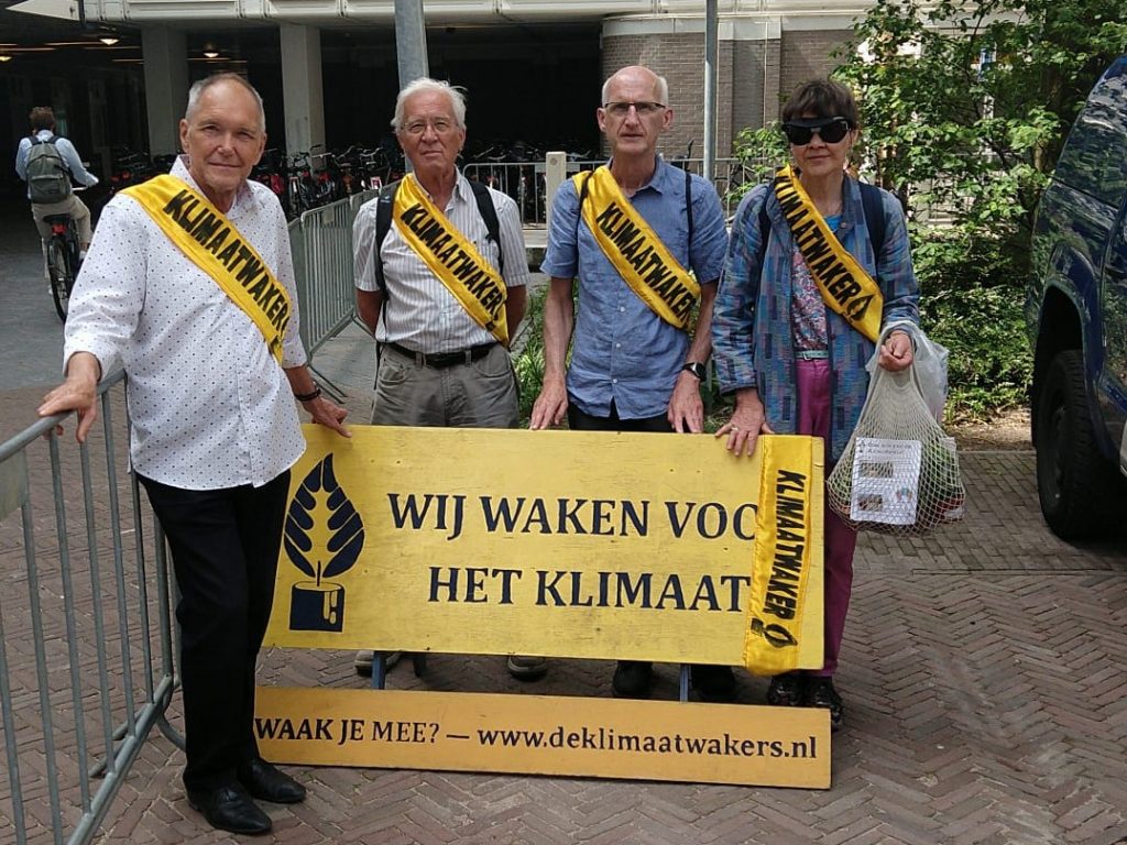 milieudefensie's tweet card. De wacht houden voor de toekomst van onze aarde