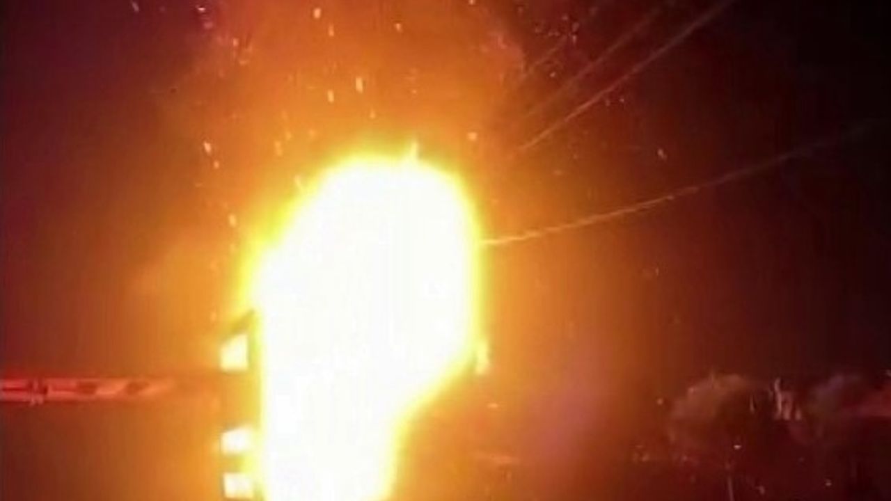 ozgunkocaeli's tweet card. Organize sanayi bölgesi girişindeki trafoda meydana gelen patlama sonrası yangın çıktı. Alevlere teslim olan trafo cep telefonu kamerasına böyle yansıdı.