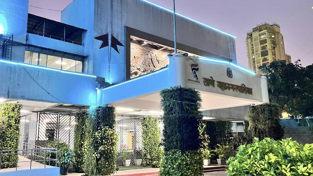 LoksattaLive's tweet card. Ghodbunder area where thane corporation senior officials in the sewerage department are in competition to construct drains