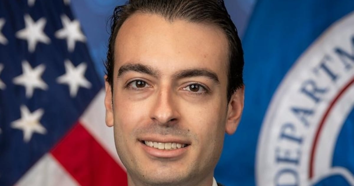 thedailybeast's tweet card. Paul Ingrassia allegedly helped Andrew Tate after his phones were confiscated by CBP during a U.S. trip.