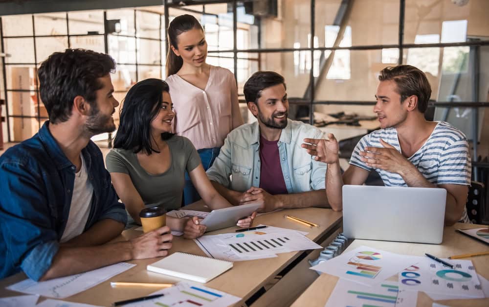 devsdata's tweet card. Learn the reasons why Mexico attracts American companies with its cost efficiency, skilled workforce, strategic location, and supportive trade agreements.