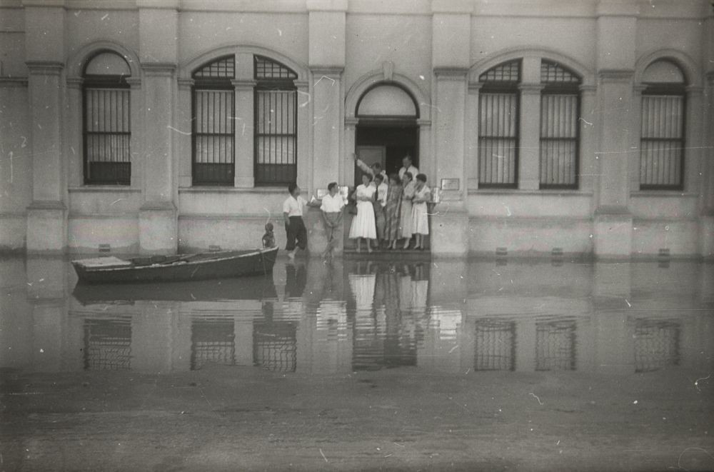 slqld's tweet card. Flood Rockhampton 1954 [Feb]