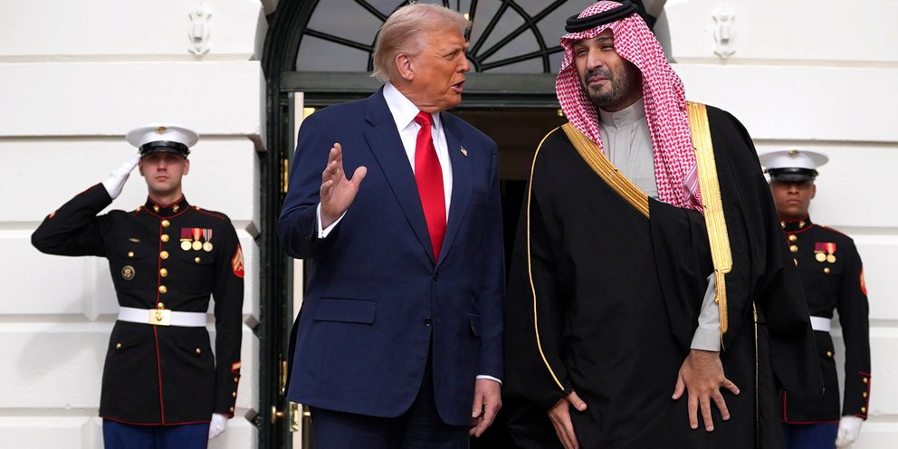 ProkopisDoukas's tweet card. O Ντόναλντ Τραμπ υποδέχθηκε στον Λευκό Οίκο τον πρίγκιπα διάδοχο Μοχάμεντ μπιν Σαλμάν, με τον Σαουδάραβα ντε φάκτο ηγέτη να επιδιώκει να αποκαταστήσει περαιτέρω τη διεθνή εικόνα του, μετά τη δολοφο...