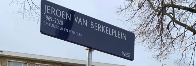 HerbertRaat's tweet card. Het plein tegenover de Kolenkitkerk in Amsterdam heeft vandaag een naam gekregen: het Jeroen van Berkelplein. Het plein is vernoemd naar de in 2020 overleden PvdA-stadsdeelbestuurder Jeroen van Ber…