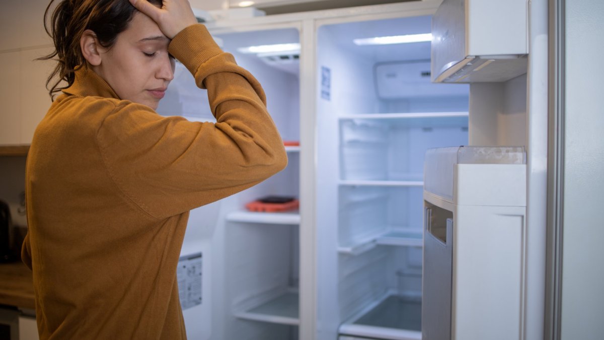 Izin_A's tweet card. They are trying - and often failing - to support themselves or their families with the soaring costs of food, energy and transport