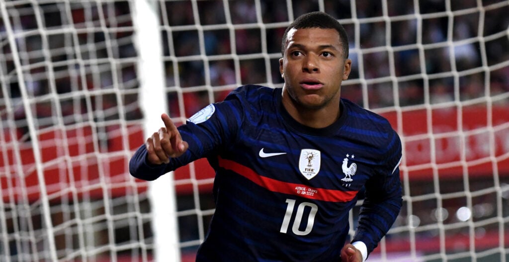 secura2's tweet card. Le footballeur Kylian Mbappé investit dans Sorare et en devient l'ambassadeur