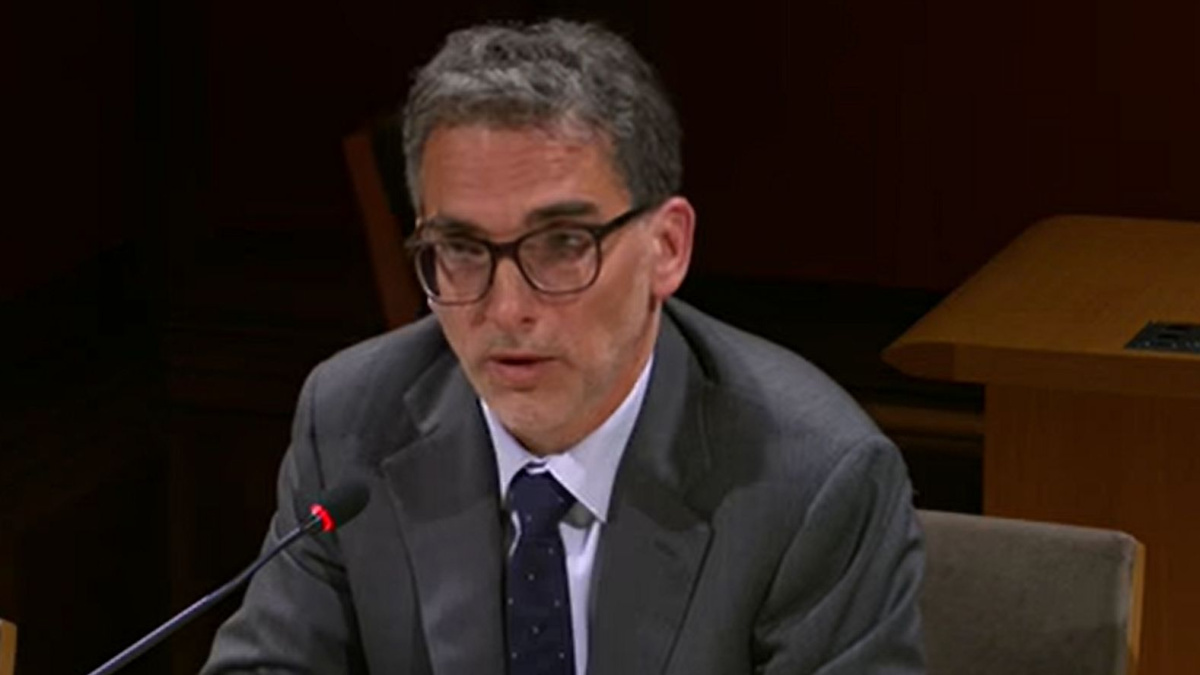 DanielaBey92's tweet card. Der Chefjustiziar von Microsoft France gibt in einer Anhörung etwas zu, das der US-Konzern bisher schönredete. Microsoft muss EU-Daten herausgeben.